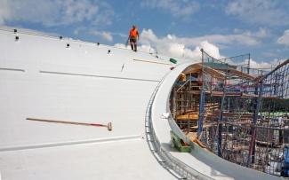 Shear barriers on a steep slope and an aluminium eaves profile as edging. Shear barriers on a steep slope and an aluminium eaves profile as edging